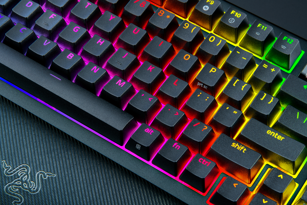 Razer BlackWidow V4 Pro 75%: Teclado Wireless com Display OLED e Teclas Hot-Swappable